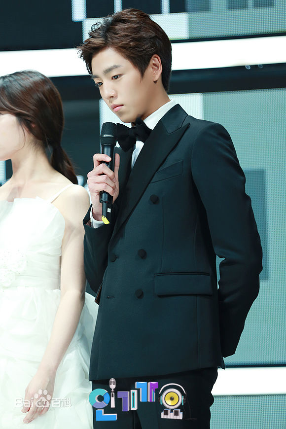 李玹雨((韩)Lee Hyun Woo(英)イヒョヌ(日))MC主持壁纸壁纸