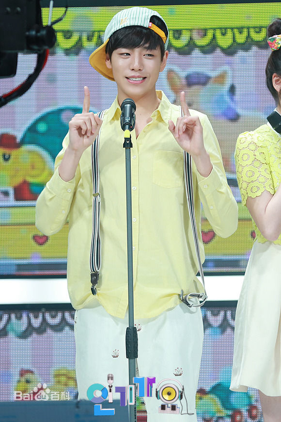 李玹雨((韩)Lee Hyun Woo(英)イヒョヌ(日))MC主持壁纸壁纸