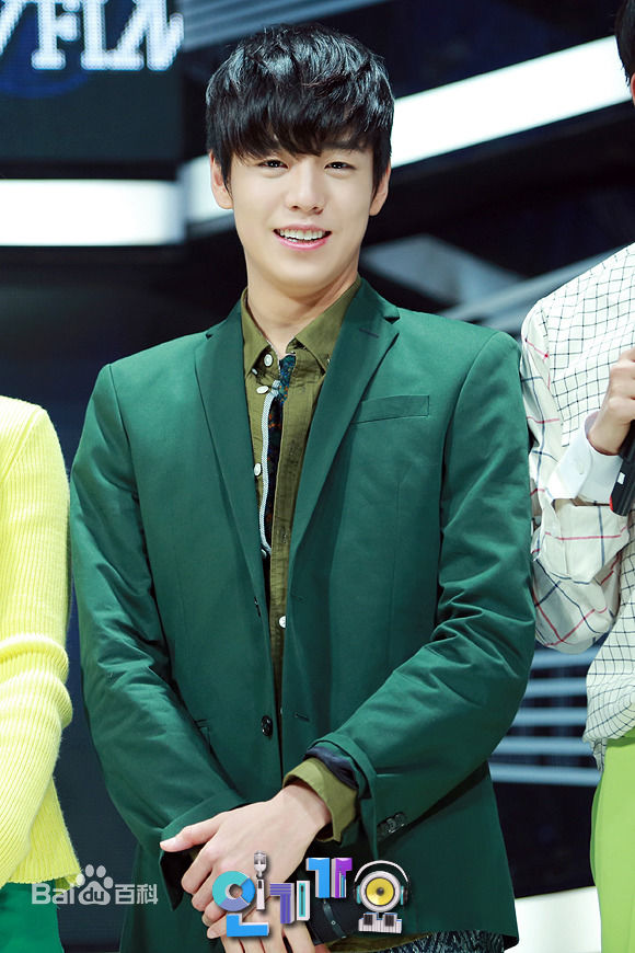 李玹雨((韩)Lee Hyun Woo(英)イヒョヌ(日))MC主持壁纸壁纸