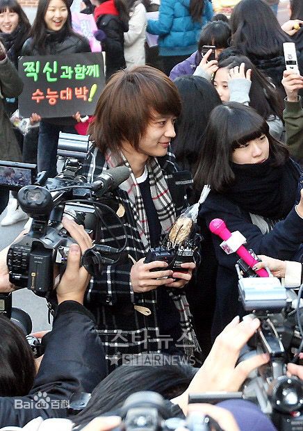 崔珉豪(Choi Minho、)珉豪参加高考照壁纸壁纸