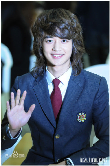 崔珉豪(Choi Minho、)珉豪高中毕业前后照片