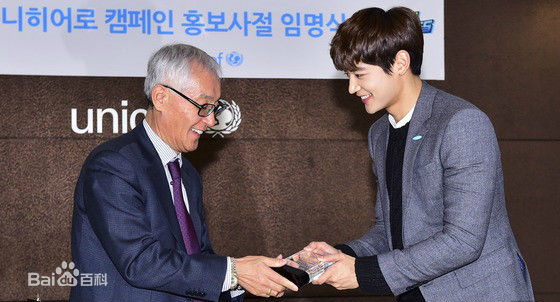 崔珉豪(Choi Minho、)陪同朴槿惠参加活动照性感图片图集