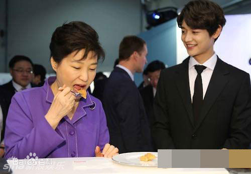 崔珉豪(Choi Minho、)陪同朴槿惠参加活动照性感图片图集