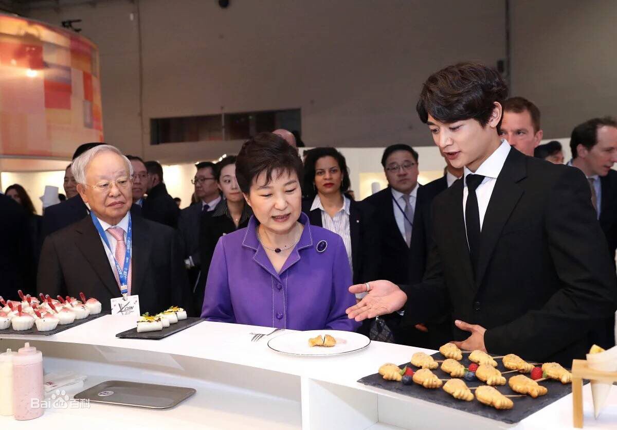 崔珉豪(Choi Minho、)陪同朴槿惠参加活动照性感图片图集