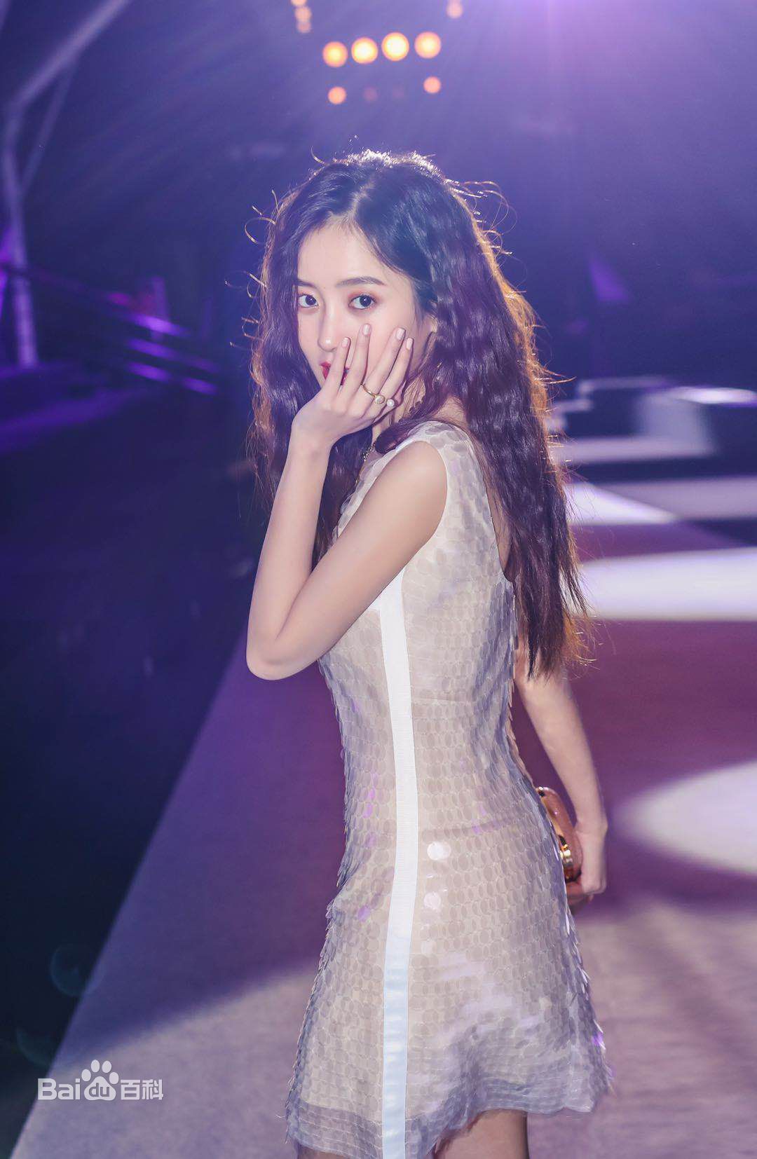 王梓薇时尚活动壁纸壁纸