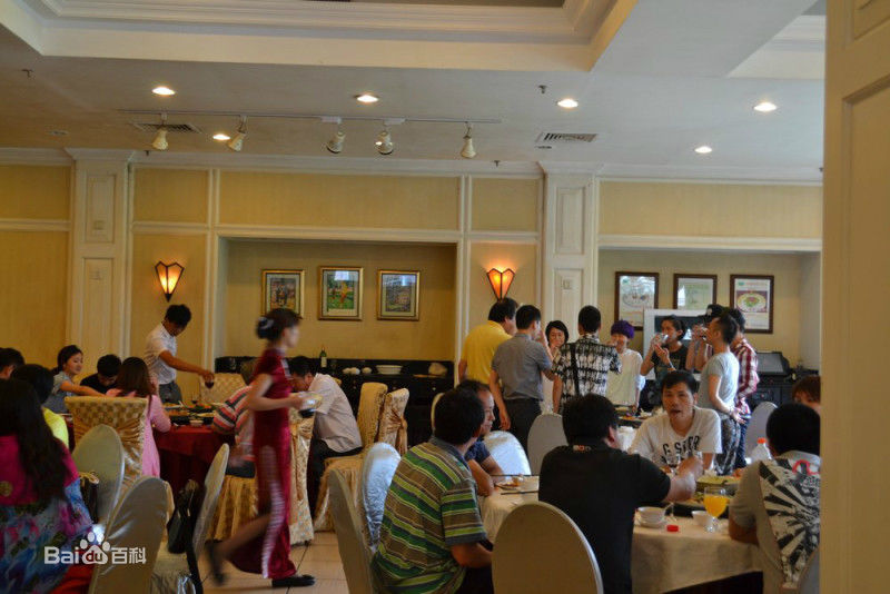 精选瞿澳晖在在《一见未钟情》开机仪式上中的图册