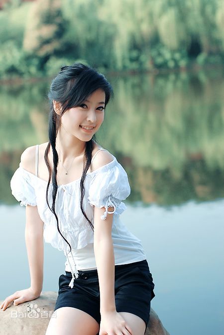 刘妙最新《暮春樱花》壁纸