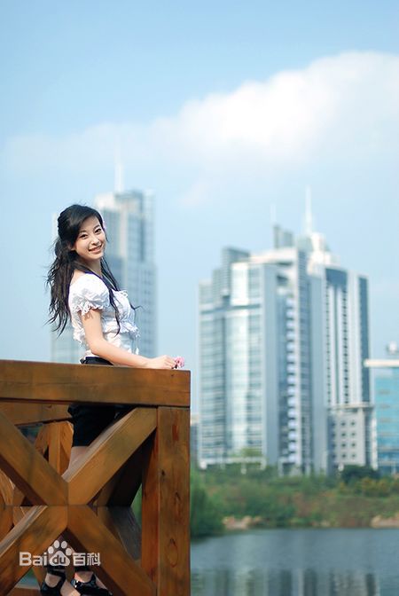 刘妙最新《暮春樱花》壁纸