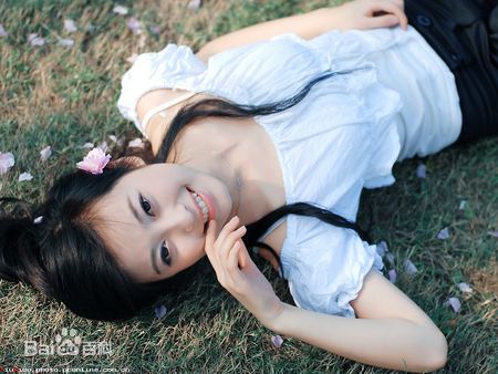 刘妙最新《暮春樱花》壁纸