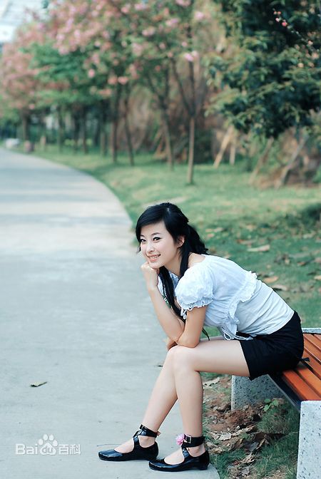 刘妙最新《暮春樱花》壁纸