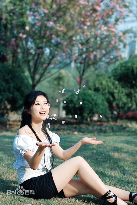 刘妙最新《暮春樱花》壁纸