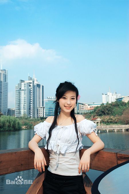 刘妙最新《暮春樱花》壁纸