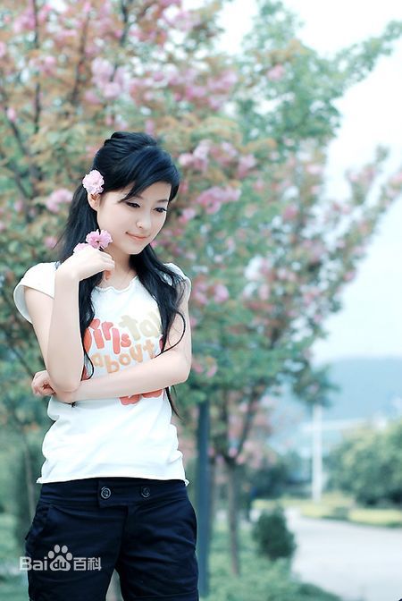 刘妙最新《暮春樱花》壁纸