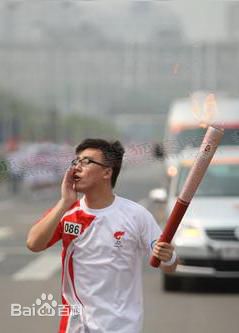 马可(Michael)奥运火炬手前后照片