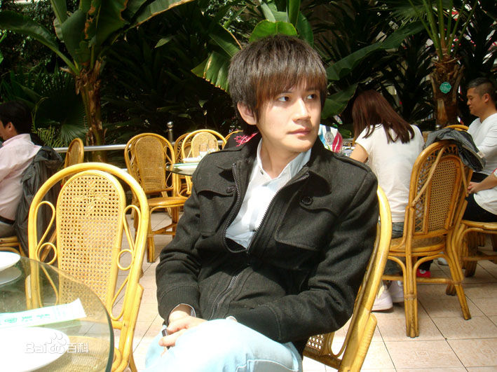 雷诺儿的个人图册素颜照壁纸