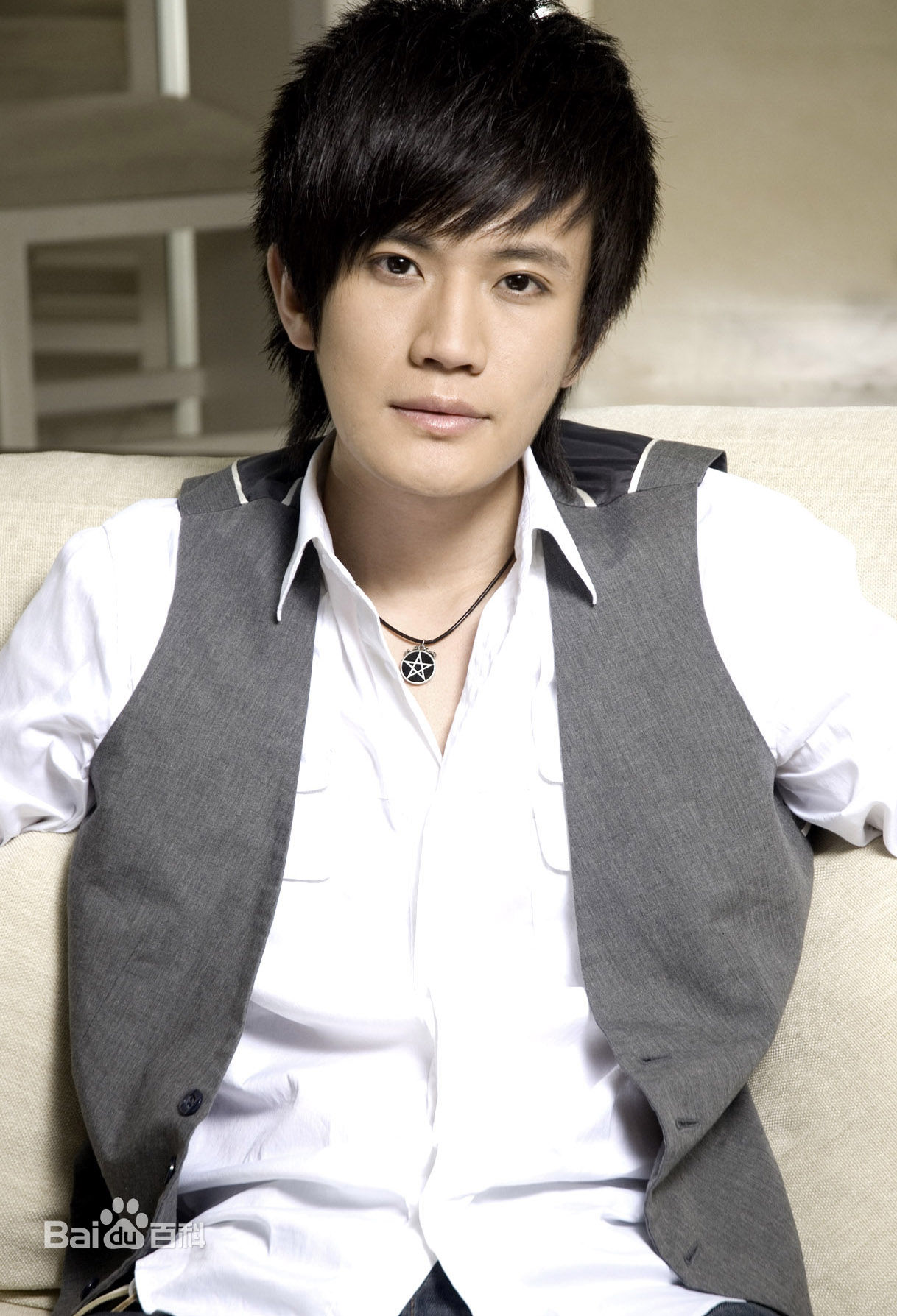 雷诺儿的个人图册素颜照壁纸