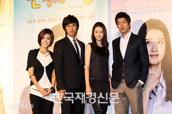 李允智(Lee yong ji)出席活动图片图册