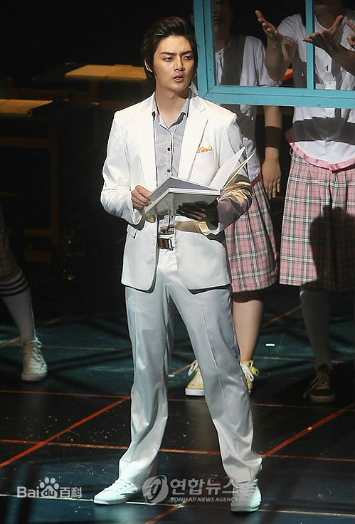 金俊(Kim Jun)参加活动的照片前后照片