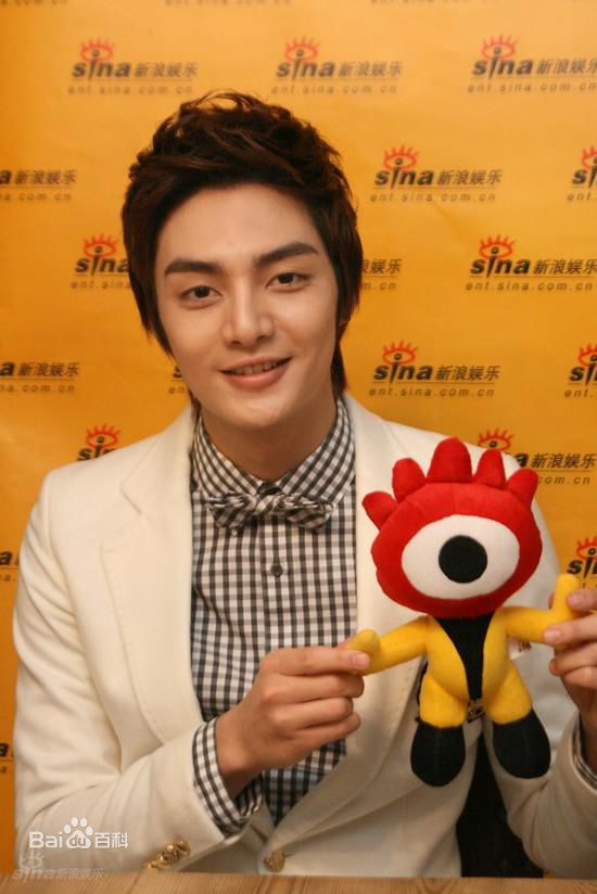 金俊(Kim Jun)参加活动的照片前后照片