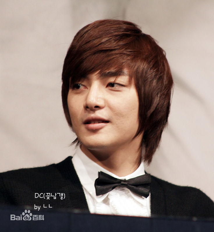 金俊(Kim Jun)参加活动的照片前后照片