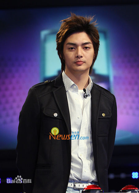 金俊(Kim Jun)参加活动的照片前后照片