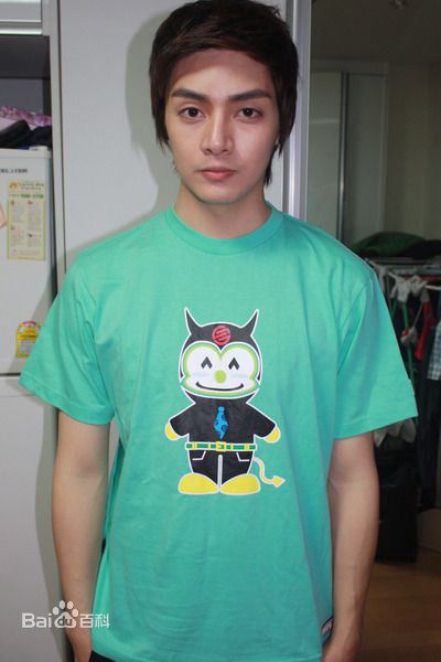 金俊(Kim Jun)参加活动的照片前后照片