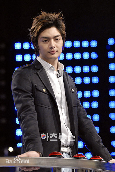 金俊(Kim Jun)参加活动的照片前后照片