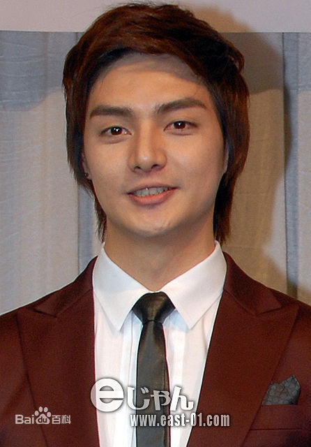 金俊(Kim Jun)参加活动的照片前后照片