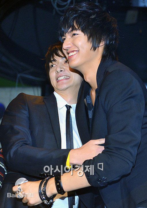 金俊(Kim Jun)参加活动的照片前后照片