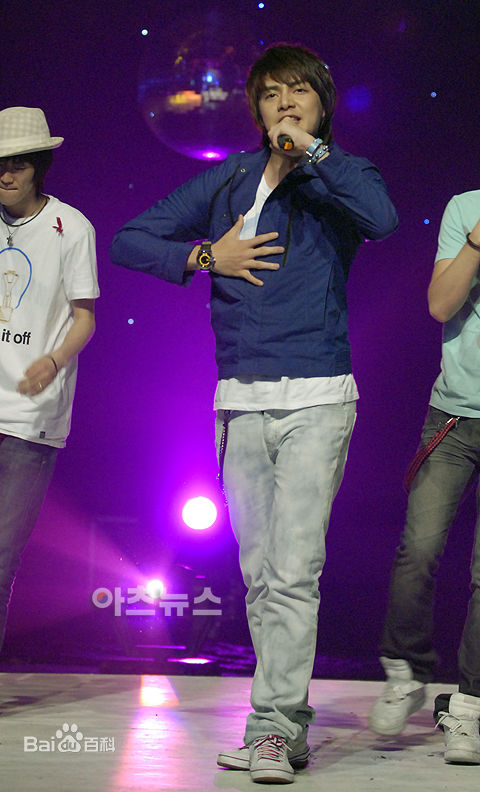 金俊(Kim Jun)参加活动的照片前后照片