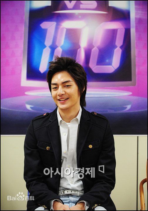 金俊(Kim Jun)参加活动的照片前后照片