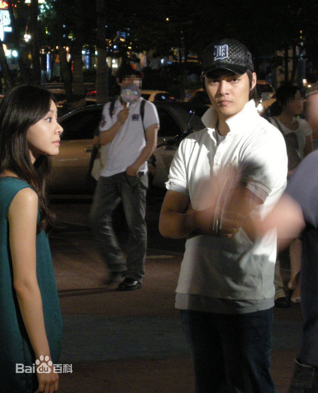 金俊(Kim Jun)参加活动的照片前后照片