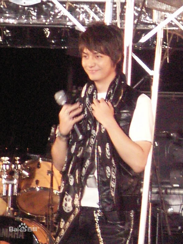 金俊(Kim Jun)参加活动的照片前后照片