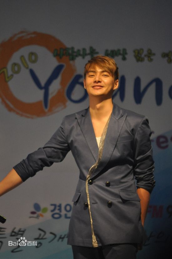 金俊(Kim Jun)参加活动的照片前后照片