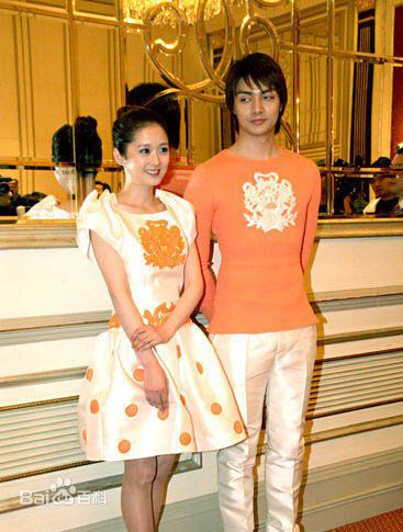 金俊(Kim Jun)参加活动的照片前后照片