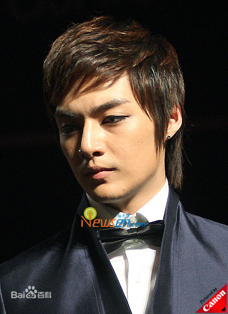 金俊(Kim Jun)参加活动的照片前后照片