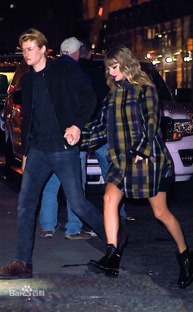 乔·阿尔文(Joe Alwyn)与女友素颜照相册