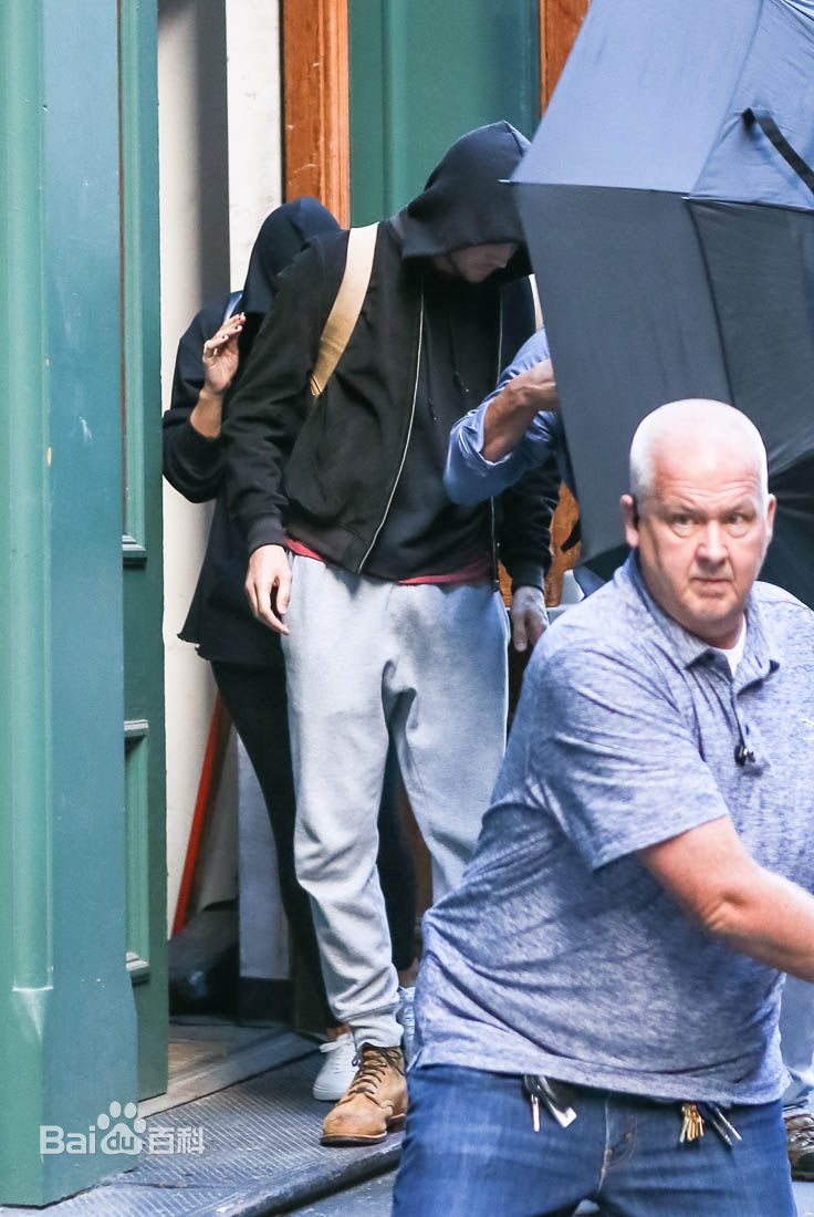 乔·阿尔文(Joe Alwyn)与女友素颜照相册