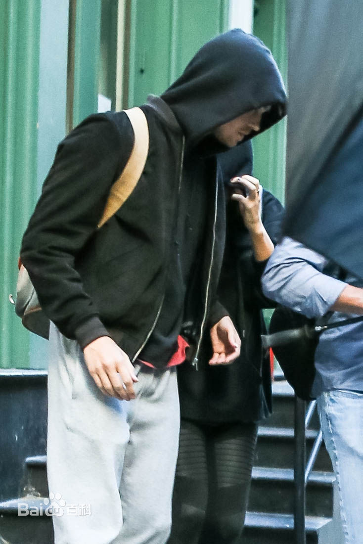 乔·阿尔文(Joe Alwyn)与女友素颜照相册