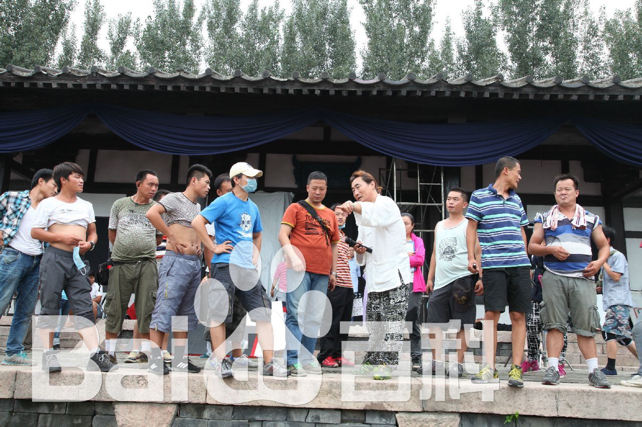 最优质陈强在导演《小西天狄道传奇》现场中的相册