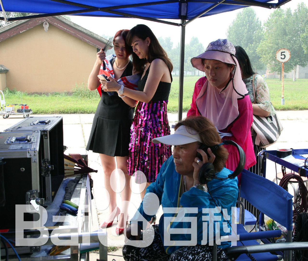 最优质陈强在导演《小西天狄道传奇》现场中的相册