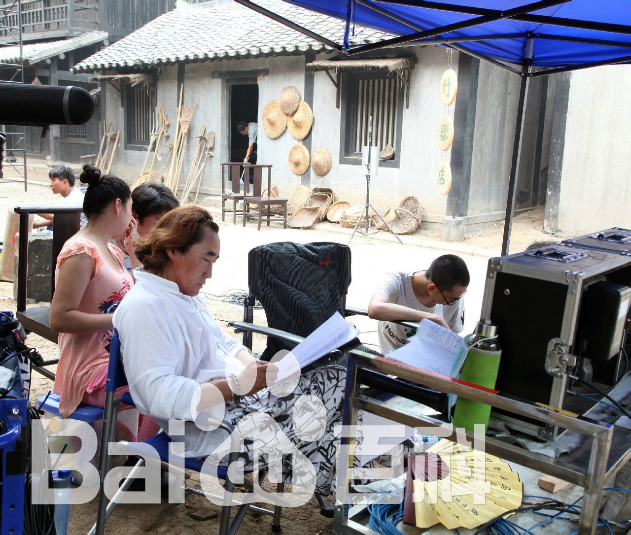 最优质陈强在导演《小西天狄道传奇》现场中的相册
