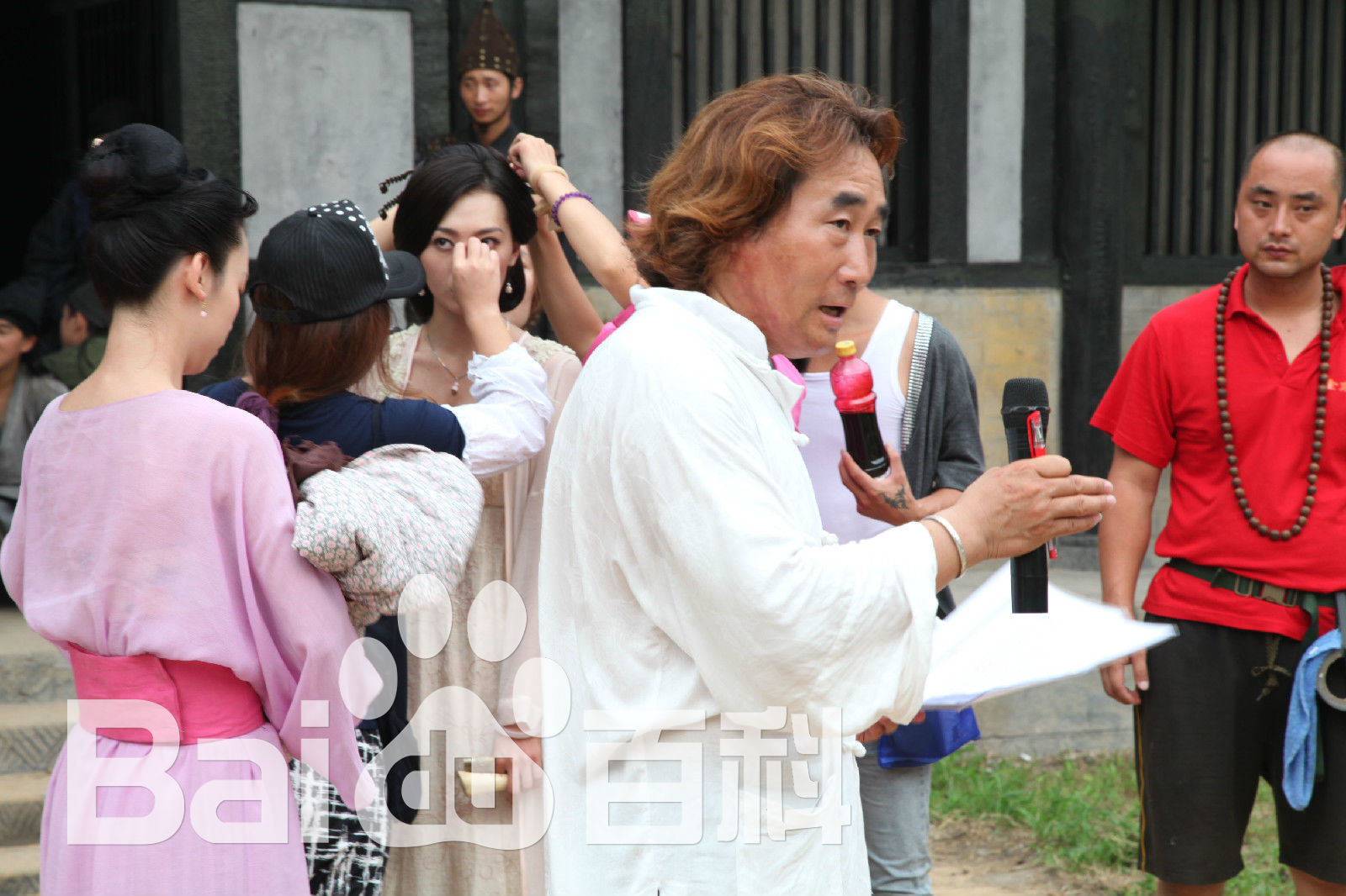 最优质陈强在导演《小西天狄道传奇》现场中的相册