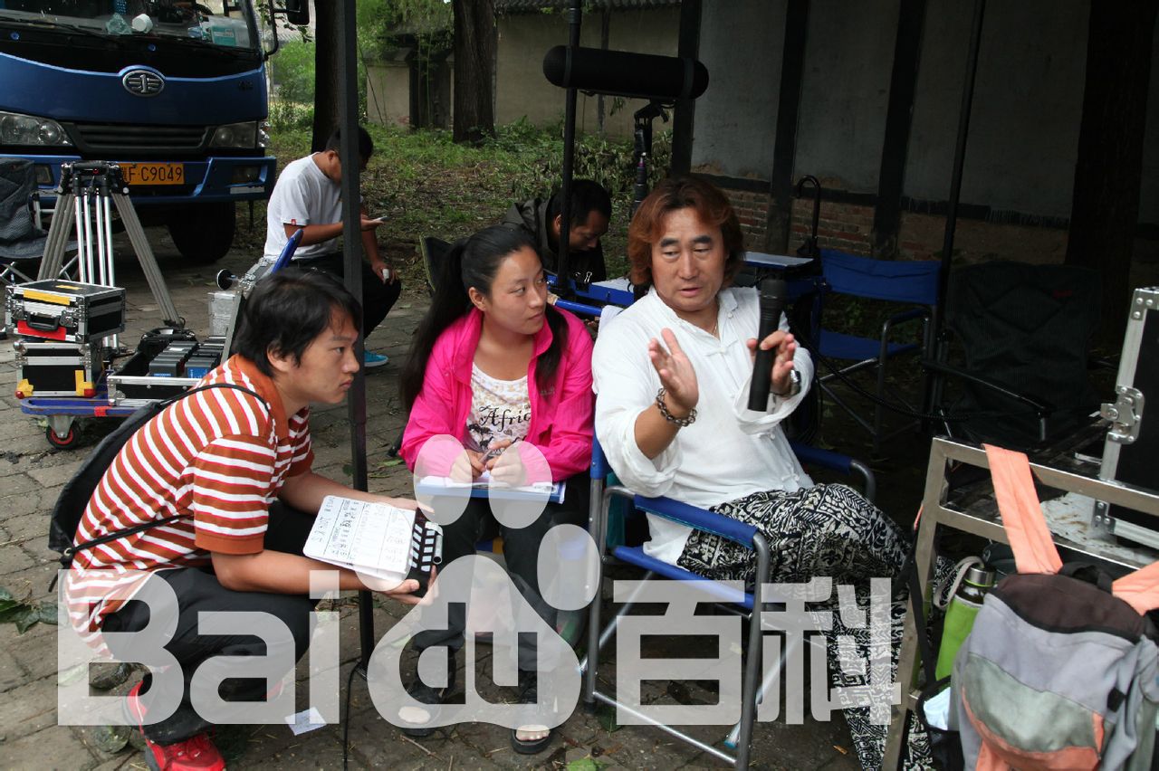 最优质陈强在导演《小西天狄道传奇》现场中的相册