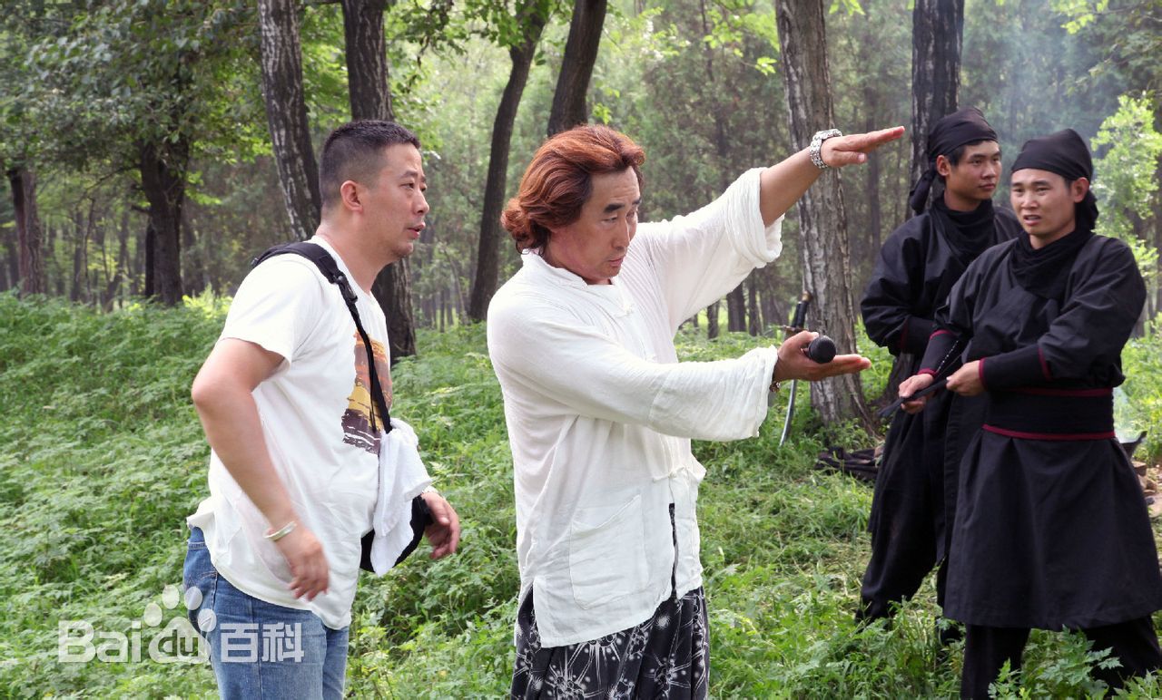 最优质陈强在导演《小西天狄道传奇》现场中的相册