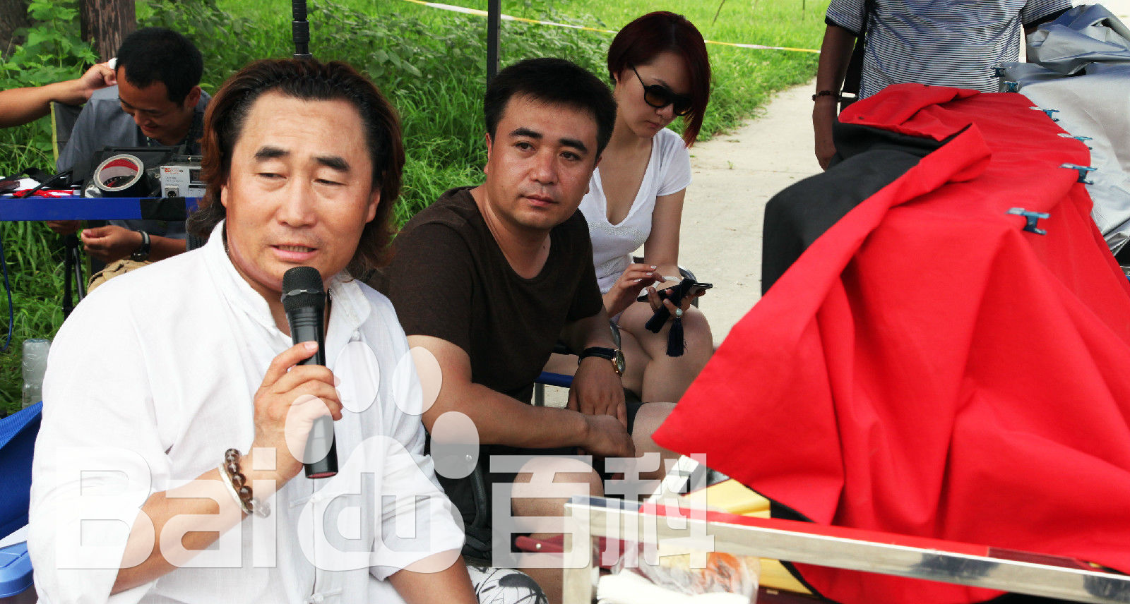 最优质陈强在导演《小西天狄道传奇》现场中的相册