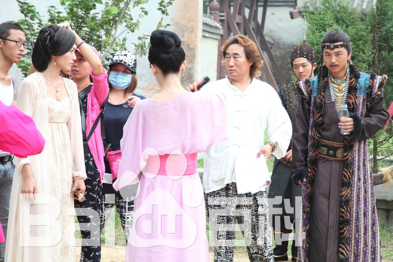 最优质陈强在导演《小西天狄道传奇》现场中的相册