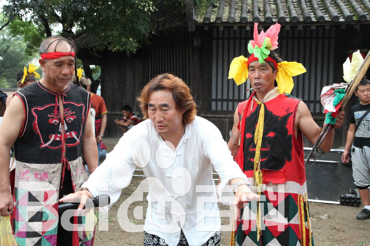 最优质陈强在导演《小西天狄道传奇》现场中的相册