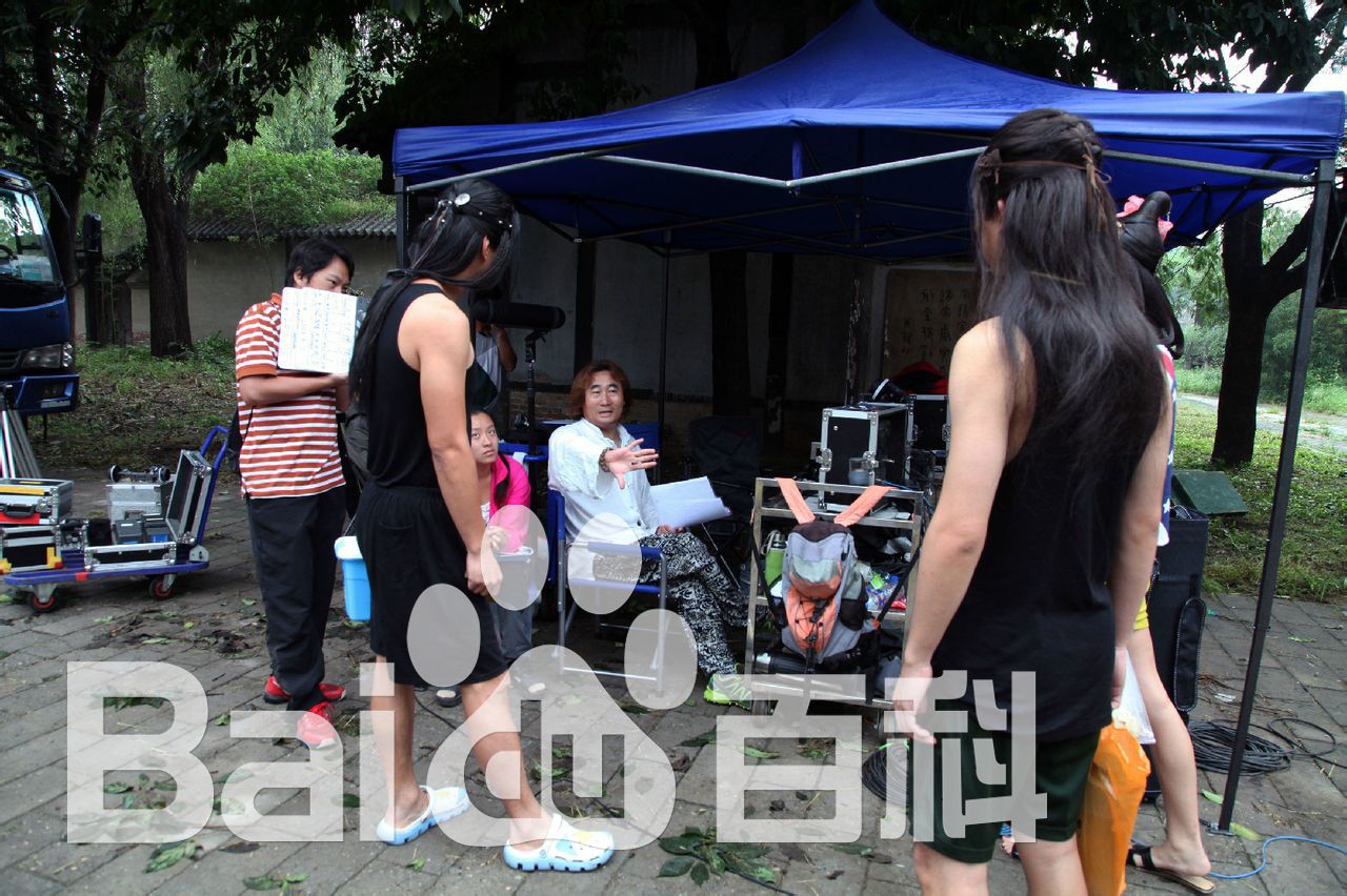 最优质陈强在导演《小西天狄道传奇》现场中的相册