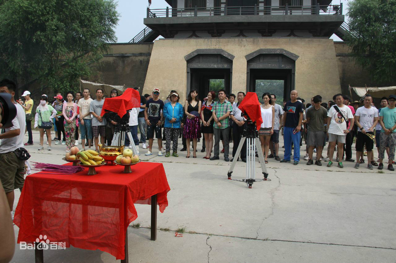 最优质陈强在导演《小西天狄道传奇》现场中的相册